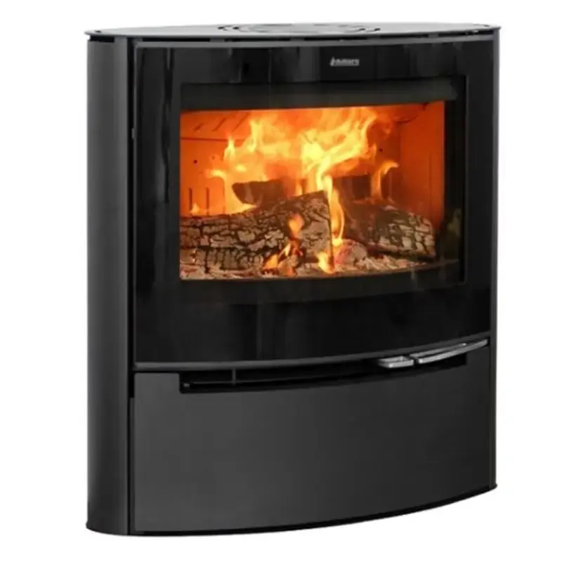 Elegant frontvisning av Aduro 15 Lux vedfyrt peisovn isolert på hvit bakgrunn, som fremhever den moderne rektangulære kroppen, brede sort glassdør for klar flammevisning i peis, håndtak i rustfritt stål med eksklusiv lukkemekanisme, kompakte dimensjoner på 84 cm høyde og 77.9 cm bredde, og holdbar konstruksjon inkludert skjult luftinntak ved basen for effektiv ekstern lufttilførsel i peisovn.