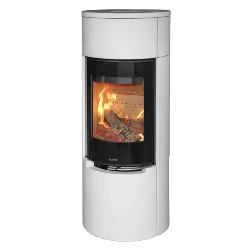 Frontvisning av Aduro 9 Lux Ceramic peisovn, som viser dens høye sylindriske kropp på 140 cm høyde kledd i glatte lyse keramiske overflater, en stor buet sort glassdør som avslører det indre forbrenningskammeret med glødende ved og flammer, elegante håndtak i rustfritt stål på døren og askeduffen, en avrundet topp med ventil, og en kompakt base, alt som understreker dens slanke profil, moderne kontrast mellom lys keramikk mot mørk glass, og effektiv design for hjemmeoppvarming med vedfyr og peis.