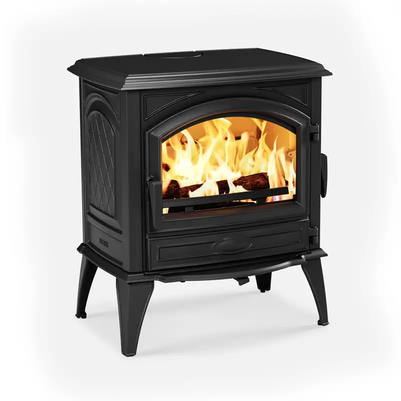 Frittstående Dovre 640 WD støpejernsovn med stort glassvindu som viser flammene og gir både varme og tradisjonell estetikk.