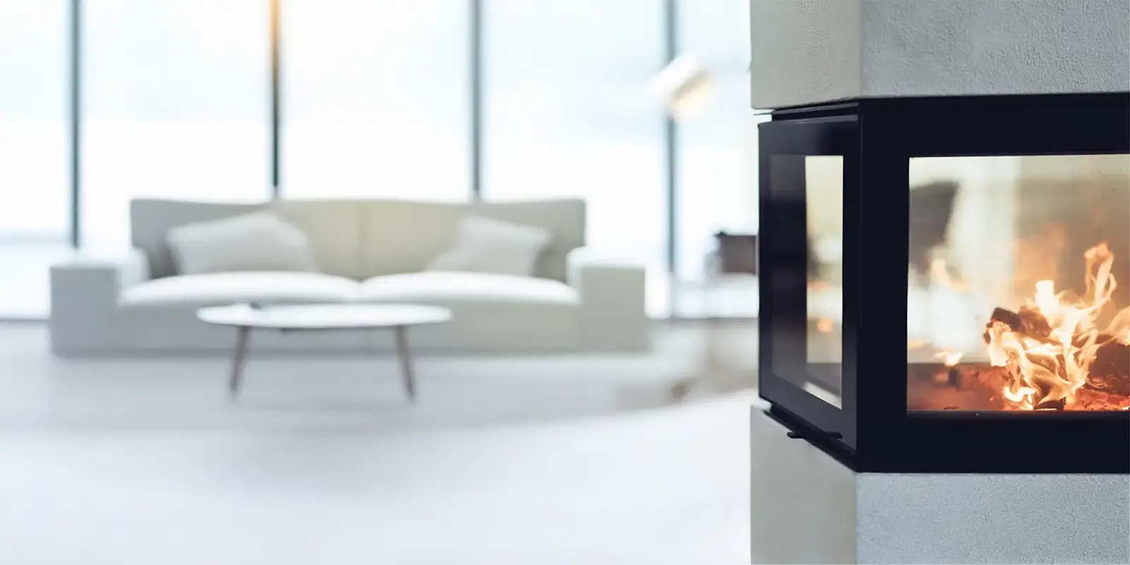 Blog bilde peisglass – rent moderne peisglass med koselige flammer og sort ramme hos Peisbutikken.no