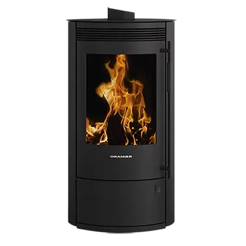 Oranier Arktis 7 2.0 pureBLACK peisovn i helsort design med sotet peisglass og elegante flammer mot sort chamotte-interiør.