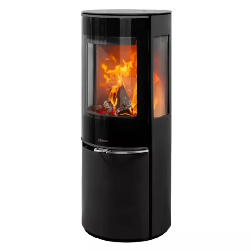 Frontvisning av Aduro 22.5 Lux vedfyrt peisovn på hvit bakgrunn, som viser sylindrisk sort stål kropp, stor panoramaglassdør med oransje flammer, askeboks under, og håndtak i rustfritt stål for vedfyrt peis-drift.
