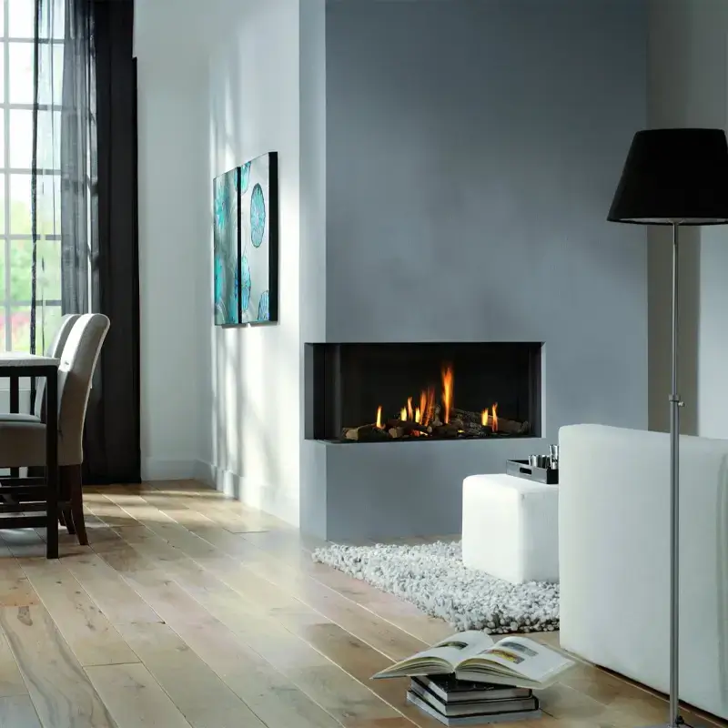 Element4 Bidore 100 gasspeis livsstilsbilde – luksuriøs moderne innbygd gasspeis med realistiske flammer i elegant samtidstue hos Peisbutikken.no