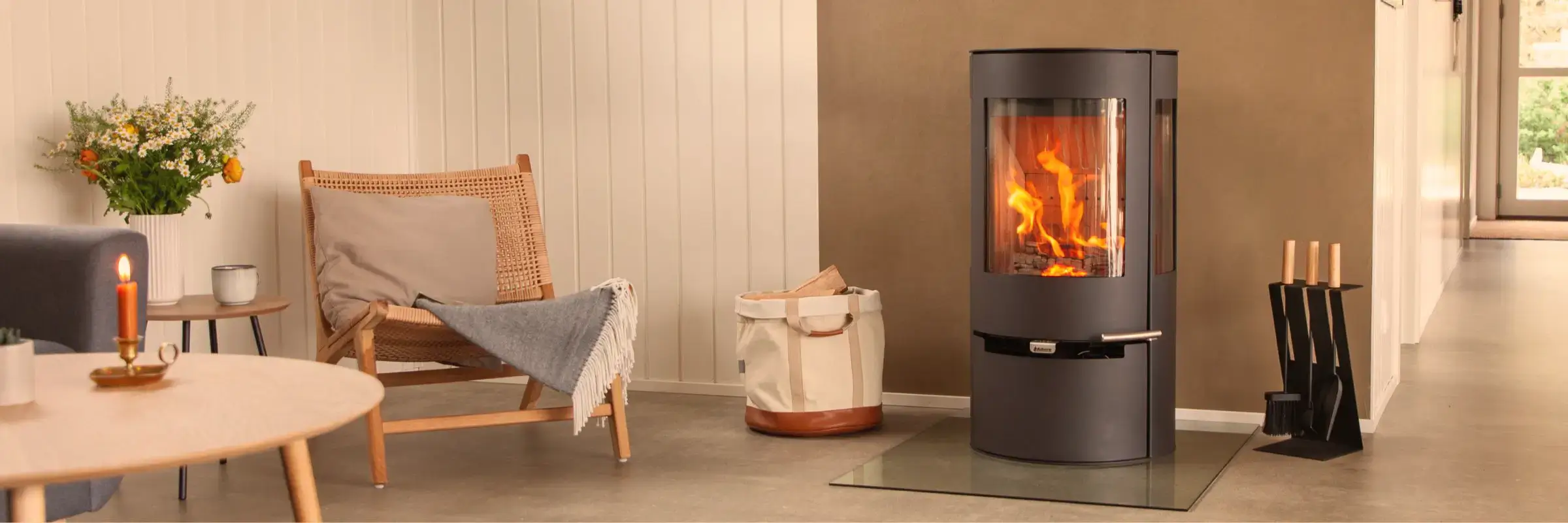Peis med levende flammer i moderne stue – utvalg av peiser hos Peisbutikken.no