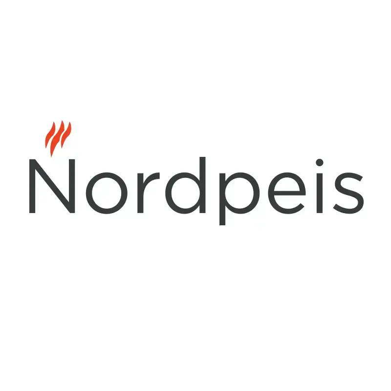 Nordpeis-logo med rødt flamme-symbol og navnet «Nordpeis», som representerer høykvalitets peiser.