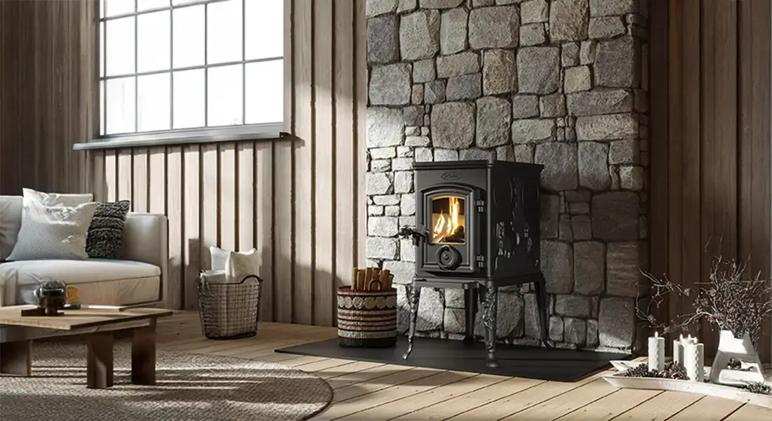 Dovre 101 CBS vedovn blogg bilde – klassisk sort støpejerns vedovn med koselige flammer i rustikk hytte-stil stue hos Peisbutikken.no