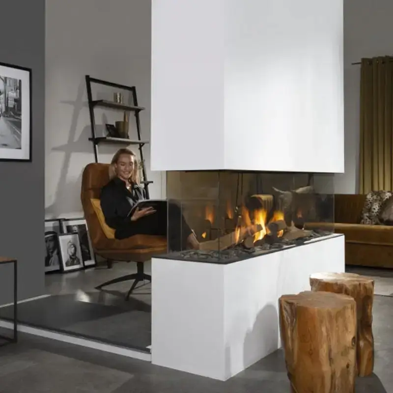 Element4 Summum 140 gasspeis livsstilsbilde – luksuriøs bred innbygd gasspeis med realistiske flammer i moderne elegant stue hos Peisbutikken.no