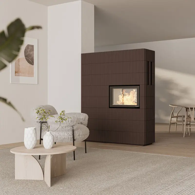 Nordpeis Wave T 3+3 Wide Elementpeis livsstilsbilde – høy moderne terrakotta ribbet elementpeis med koselige flammer i lys åpen stue/spisestue hos Peisbutikken.no