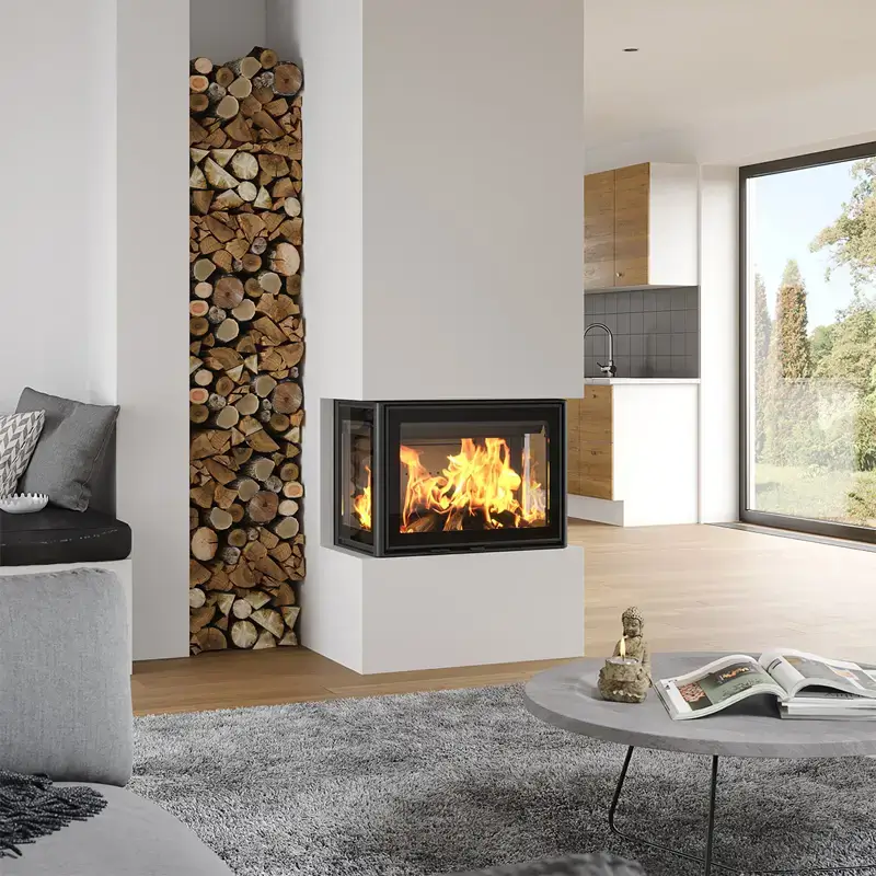 Dovre 2575 CBS peisinnsats livsstilsbilde – moderne dobbeltsidig hjørne vedpeisinnsats med koselige flammer i lys åpen stue hos Peisbutikken.no