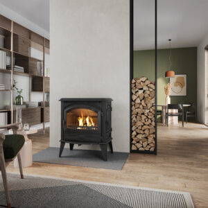 Dovre 640 WD livsstilsbilde – klassisk sort støpejerns vedovn med koselige flammer i moderne åpen stue med store vinduer hos Peisbutikken.no
