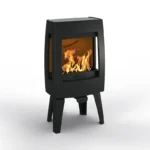 Bilde av Dovre Sense 103 peisovn i sort lakk, med slank design, store glassflater på tre sider og støpejernskropp stående på fire ben.