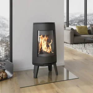 Dovre Bold 300 vedovn – moderne sort sylindrisk ovn med flammer i lys stue med fjellutsikt hos Peisbutikken.no