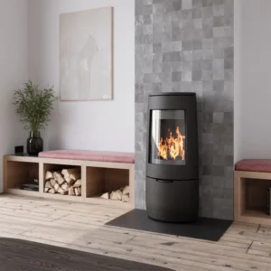Dovre Bold 400 peisovn i matt svart med stort buet glass, plassert på svart gulvplate i en moderne stue med grå fliser, rosa puter på trebenker og dekorativ plante.