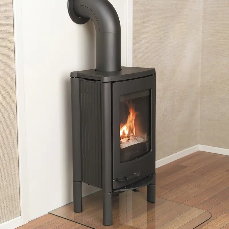 Dovre Cinderella L – Livsstilsbilde | Peisbutikken.no Dovre Cinderella L vedovn – kompakt sort støpejern ovn med flammer i lys stue hos Peisbutikken.no