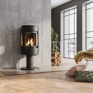 Dovre Leon Leg peisovn – moderne sort ovn med panoramiske flammer i lys stue med store vinduer hos Peisbutikken.no
