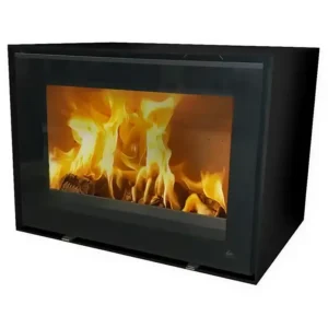 En moderne sort Jydepejsen Zeta Wall peis vist fra en trekvart vinkel mot en ensfarget bakgrunn, med lyse oransje og gule flammer som danser over vedkubber synlige gjennom det brede rektangulære glassdøren; enheten har en matt sort finish, rene rette linjer, en subtil bunnventil, og et lite logo på siden, som understreker dens kompakte veggmonterte design og samtidige stil i peisovnen.