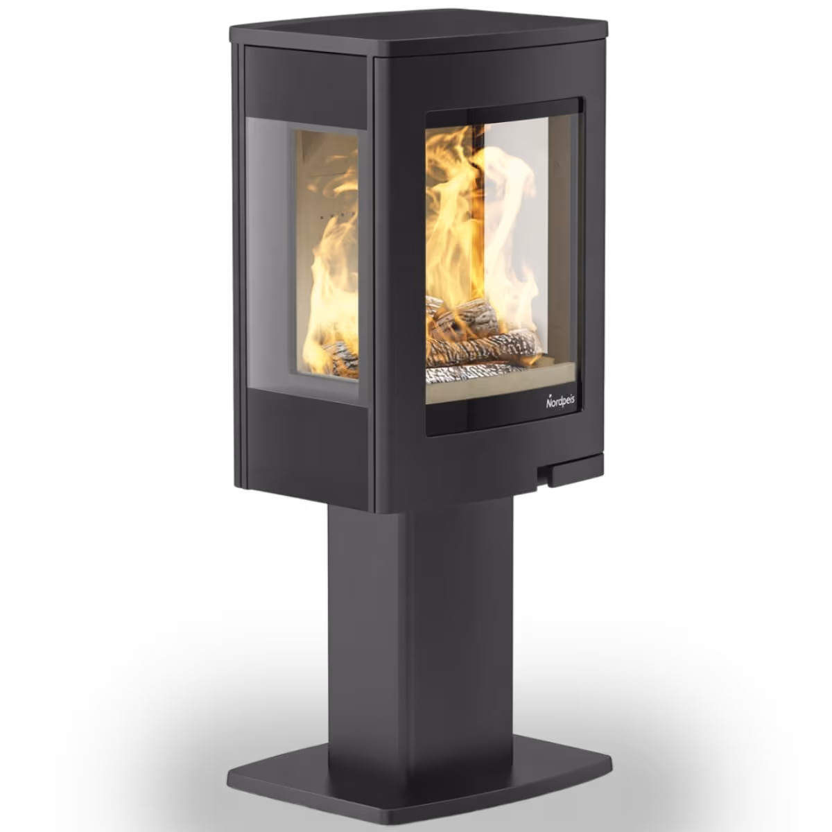 Nordpeis Uno 1 sort peisovn, sidevisning med tresidig glass og synlige flammer