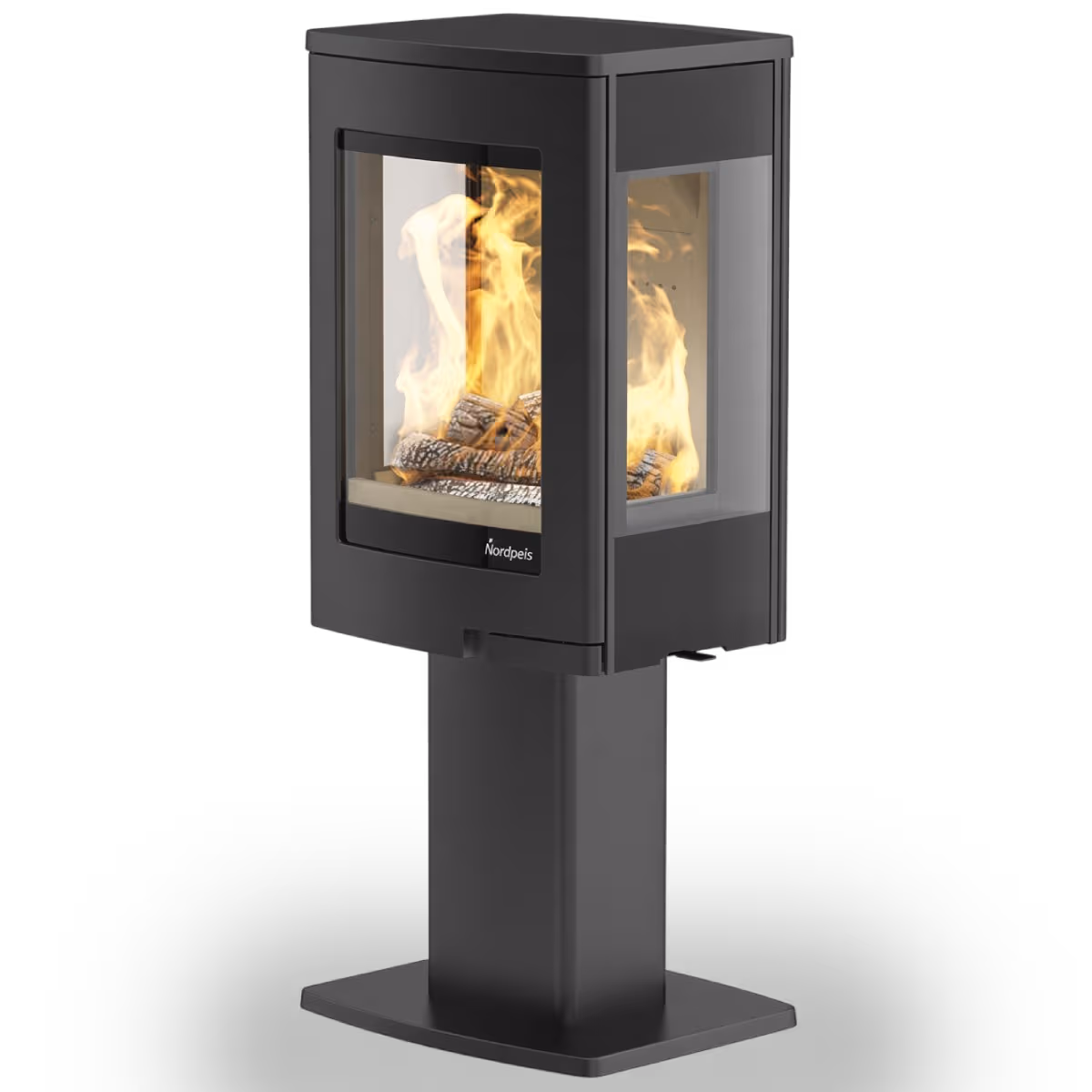 Nordpeis Uno 1 sort peisovn på pidestall med tresidig glass og synlige flammer