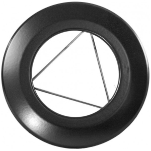 Pyntering Ø150mm produktbilde – elegant sort dekorativ pipekrans Ø150 mm med rent rundt design og tre kryssende wirer for sikker montering, offisielt studio produktfoto fra peisbutikken.no