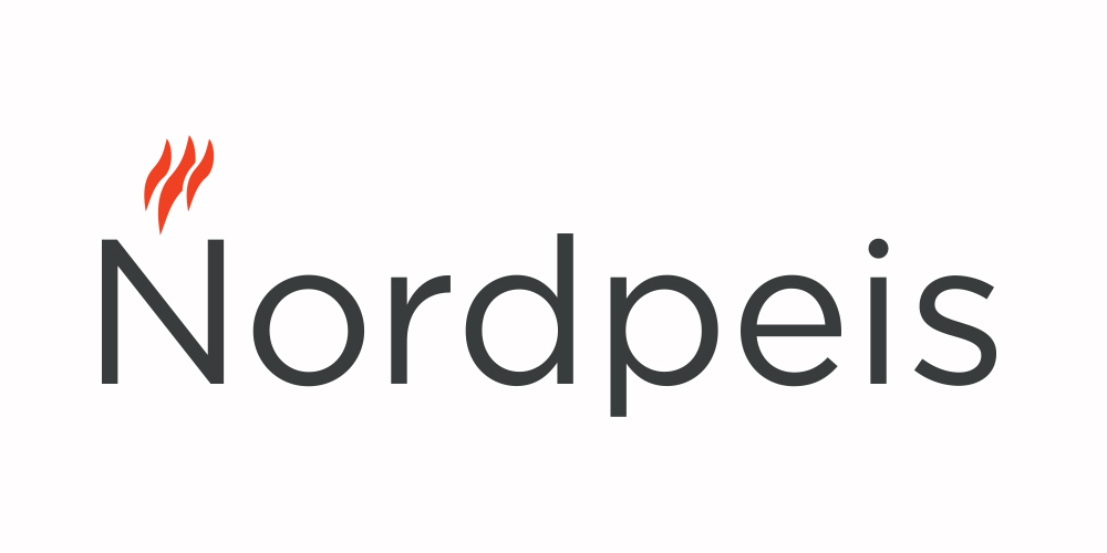 Nordpeis logo bilde – offisiell mørkegrå merkevarelogo med karakteristisk rød flamme-symbol for Norges ledende vedovns- og peisprodusent hos Peisbutikken.no