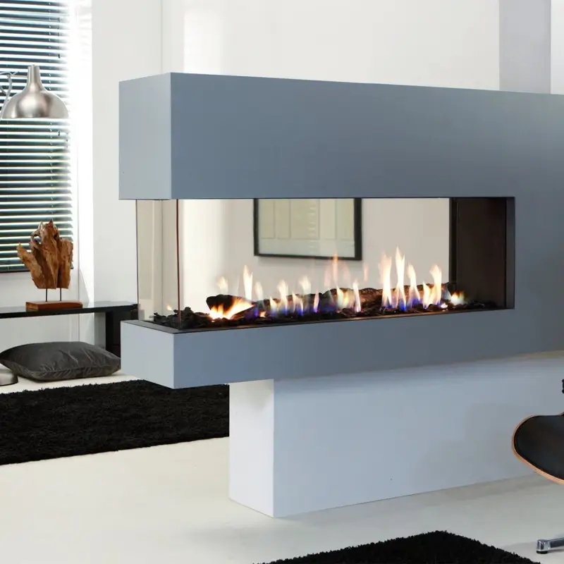 Element4 Lucius 140 gasspeis livsstilsbilde – luksuriøs bred innbygd gasspeis med realistiske blå flammer i moderne elegant stue hos Peisbutikken.no