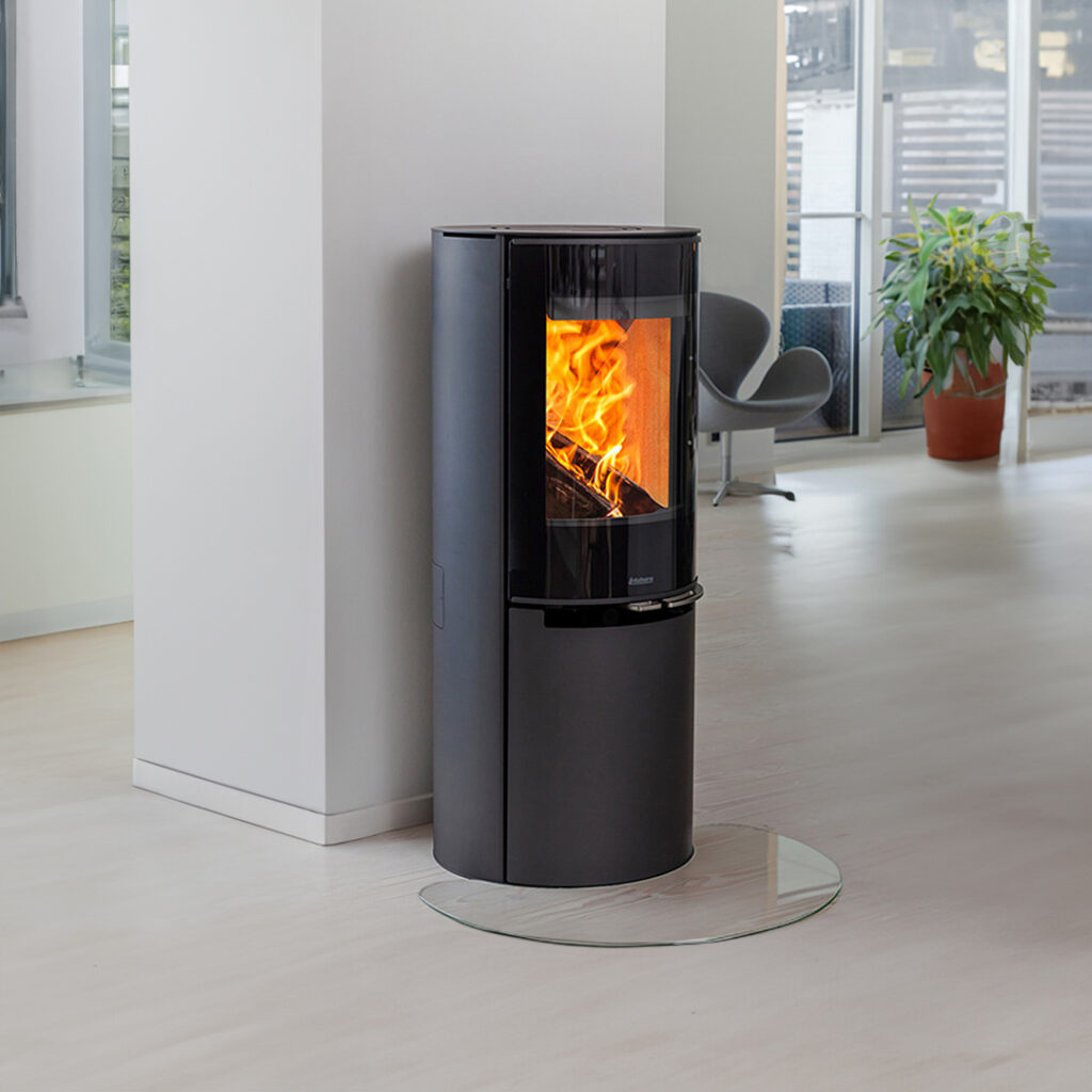 Aduro kategorier bilde – oversikt over moderne Aduro peisovner med koselige flammer i lys stue hos Peisbutikken.no