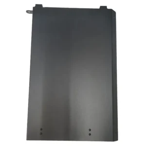 Dovre Saga 107 varmeskjold høyre side, et flatt svart metallpanel med monteringsutstikkere og forborede hull, designet for å beskytte omkringliggende overflater mot varme fra ovnen.