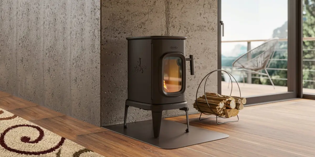 Dovre Saga 101 hos Peisbutikken.no – klassisk sort støpejerns vedovn med koselige flammer på ben i moderne stue