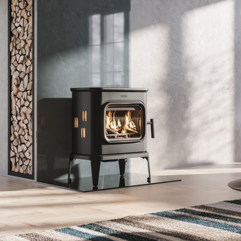 Dovre Saga 207 bilde – klassisk sort støpejerns vedovn med koselige flammer og vedlager i moderne stue hos Peisbutikken.no