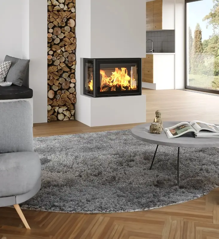 Dovre 2575 peisinnsats med 3-sidet glass livsstilsbilde – moderne dobbeltsidig hjørne vedpeis med panoramisk flammer i lys åpen stue hos Peisbutikken.no