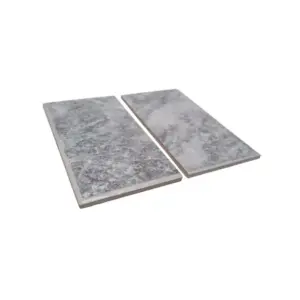 To rektangulære Asgård 4 Fliser til Bakefag fliser vist side om side, som viser deres teksturerte grå marmorlignende overflate med subtile hvite årer og flekker, glatte kanter, og en solid lagdelt konstruksjon egnet for bakpanelet på en peis eller peisovn, og understreker deres varmebestandige egenskaper for vedfyr-bruk.