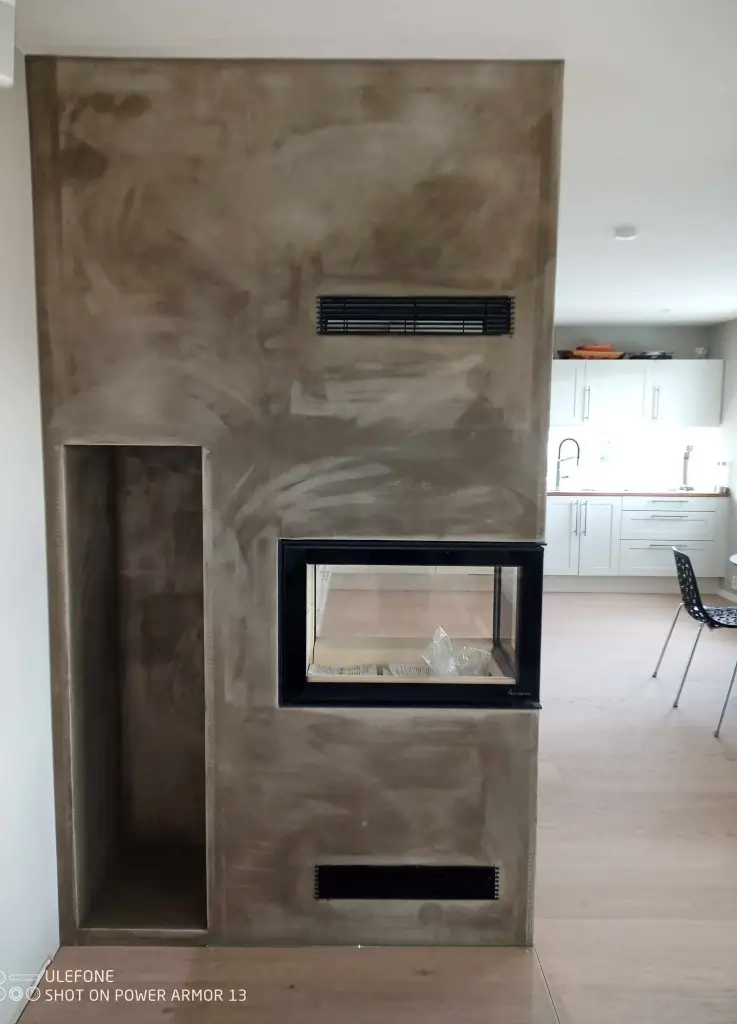 Nyinstallert peis fra Peisbutikken, klar for maling i et moderne hjem.