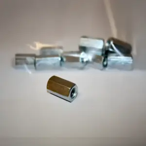 Dovre låsemutter til varmeskjold – sort låsemutter / kappemutter reservedel til varmeskjoldmontering hos Peisbutikken.no