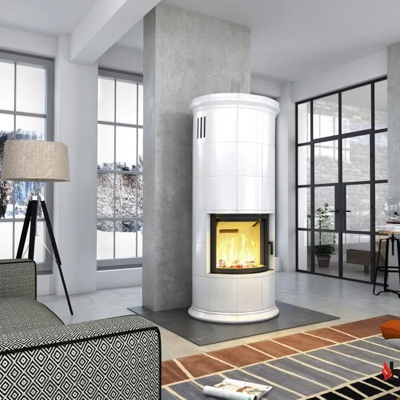 Hajduk Prisma peisinnsats blogg bilde – høy moderne hvit sylindrisk kakkelovn med koselige flammer i lys åpen stue hos Peisbutikken.no