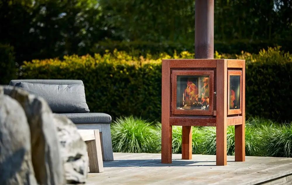 Utepeis fra RB73 på tredekke med flammer synlig gjennom alle glassvinduene