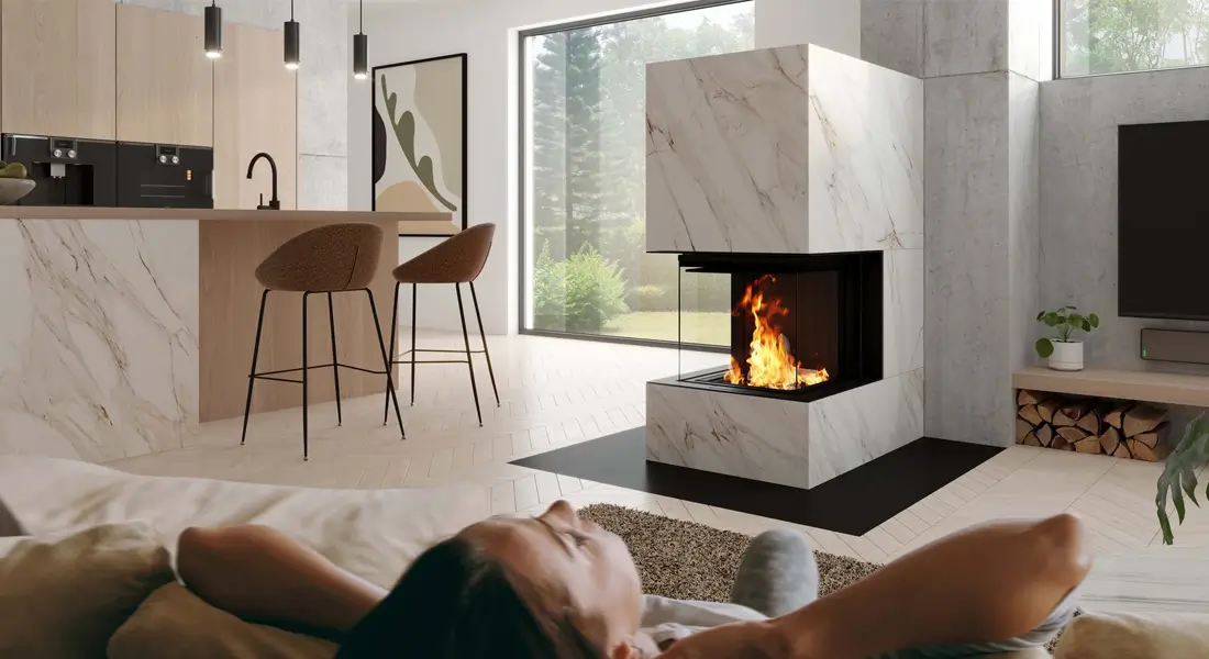 Spartherm Premium A U 50H peisinnsats blogg bilde – høy moderne hvit hjørnepeis med koselige flammer i lys åpen stue hos Peisbutikken.no