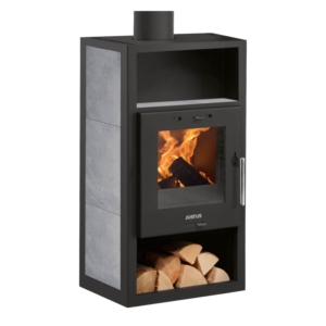 Nærbilde av Justus Texas Kleberstein Keramikk peisovn på hvit bakgrunn, som fremhever glassdør med vedfryt-flammene, sølv håndtak, vedlagring nedenfor, og side kleberstein-kledning for effektiv peis vedfryt-oppvarming.