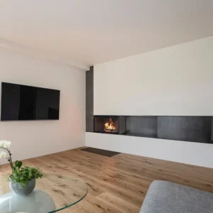 Rüegg KII 50x80x42 peisinnsats – moderne panoramainnsats med brennende flammer i slank sort omramming og TV-vegg hos Peisbutikken.no