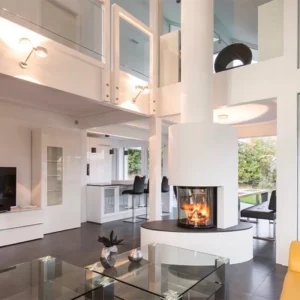 Rüegg Odeon 570K peisinnsats – moderne sylindrisk panoramainnsats med brennende flammer i lys åpen stue hos Peisbutikken.no