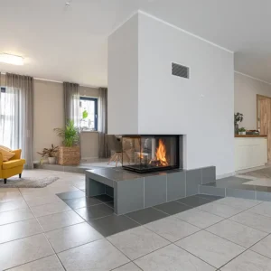 Rüegg RIII 55x56x60 peisinnsats – moderne tresidig panoramainnsats med brennende flammer i grå flisomramming med benk i lys stue hos Peisbutikken.no