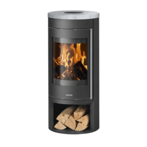 Justus Mino 2.0 Kleberstein vedfyrt peisovn med klebersteinstopp og vedrom, frittstående på hvit bakgrunn