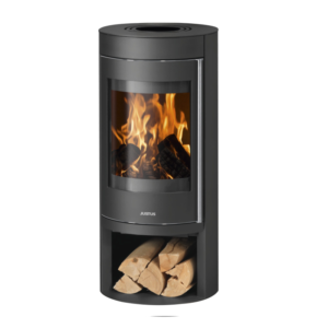 Justus Mino 2.0 Sort Stål vedfyrt peisovn med elegant sort finish, aktive flammer og topp røykrør, designet for effektiv peis-oppvarming og moderne stil.