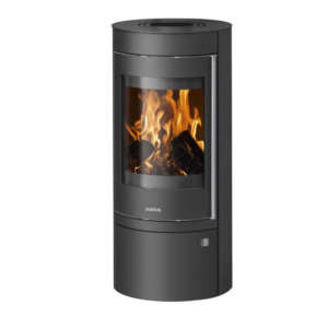 Justus Mino Top 2.0 vedfyrt peisovn på hvit bakgrunn med brennende flammer, som fremhever elegant sylindrisk design og sort finish for moderne peis-oppvarming.