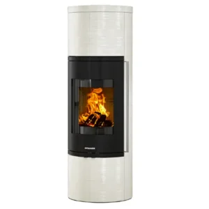 Oranier Arkona W+ 2.0 peisovn i børstet hvit keramikk med buet frontglass og svart stålramme – elegant, høyreist design med tydelig flammeinnsyn og varmeakkumulerende overflate