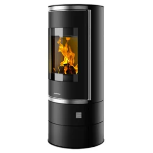 Oranier Ostro W+ peisovn med sylindrisk kropp i sort stål, buet glassdør, vertikalt flammebilde og detaljer i krom