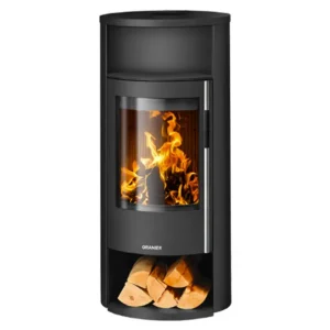 Peisovn Oranier Polar Neo 6 i sort stål, med synlige flammer bak en buet glassfront; kompakt sylinderformet design med ved pent stablet i det nedre vedrommet