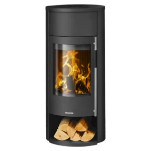 Oranier Polar Neo W+ er en frittstående peisovn i sort stål med stor frontglassdør som viser flammene, integrert vedoppbevaring under, og et moderne, minimalistisk design som passer både i moderne og rustikke interiører.