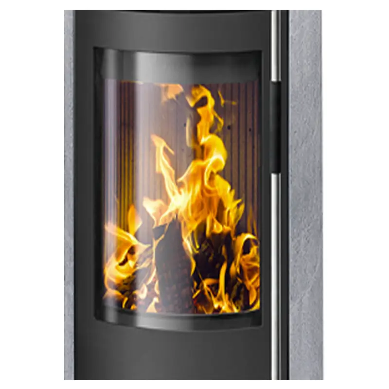 Oranier Polar Neo Vantage W+ med klebersteinsdetaljer, vist i nærbilde. Den sorte stålkroppen omslutter en glødende flamme bak en stor glassdør, med matte grå klebersteinspaneler på sidene av brennkammeret. Bildet fremhever moderne design og lun stemning i et skandinavisk-inspirert interiør.