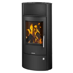 Oranier Pori 7 peisovn i sort stål, med stor rektangulær glassfront og avrundede kanter, solid håndtak på høyre side og synlige flammer inni – en kombinasjon av moderne design og lun varme.