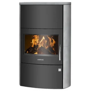 Bildet viser Justus Agero W+ Kleberstein peisovn, som fremhever dens elegante sort stålutsida med en glatt steinsidepanel, med et bredt panoramaglassdør som avslører en livlig vedfryt som brenner sterkt med ved inni. Peisovnen inkluderer et stilig håndtak og et minimalistisk design med merkevarenavnet "JUSTUS" tydelig vist, satt mot en enkel bakgrunn som fremhever dens moderne konturer og robuste bygg.